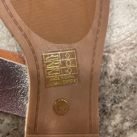 Size 7 1/2 Silver Metallic Sandle - Picture 3 of 3